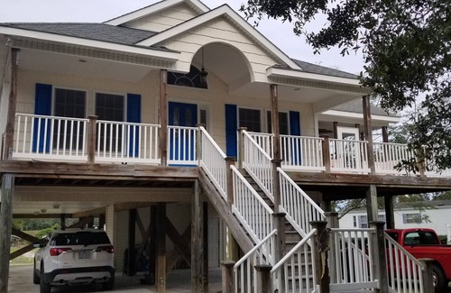 Hampstead House | Charming 3-BR cottage with open floor plan, near Surf City Beaches & Marina.