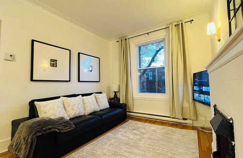 Cote-Des-Neiges—Notre-Dame-De-Grace Apartment | Charming 3-BR Getaway | Free Parking & Near Metro
