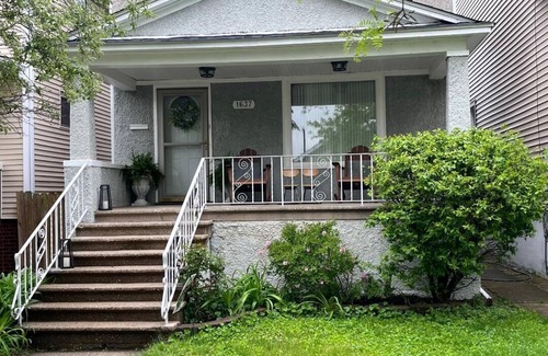 Whiting House | Charming 3-BR home on a cobblestone street near the Lake Michigan lakefront.
