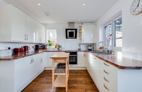Oxford House | Charming 3 BR House - garden & parking Near CS Lewis park