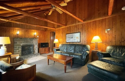 Reeders Cabin | Charming 3 BR Log Cabin in the Poconos