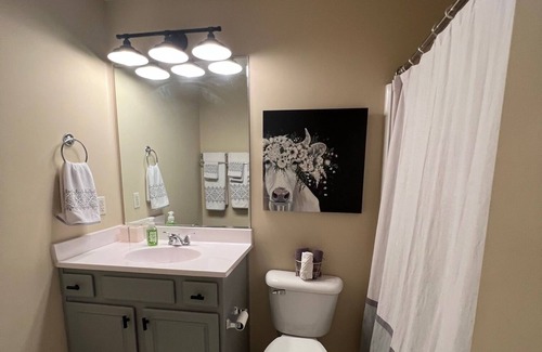 St. Matthews House | Charming 3 BR Near Shopping, Dining, and Nightlife