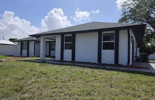 Port Saint Lucie House | Charming 3-br Poolhouse sleeps 15 near beaches, family games to keep night going