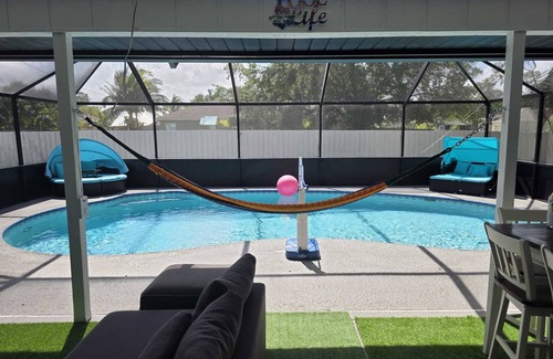 Port Saint Lucie House | Charming 3-br Poolhouse sleeps 15 near beaches, family games to keep night going