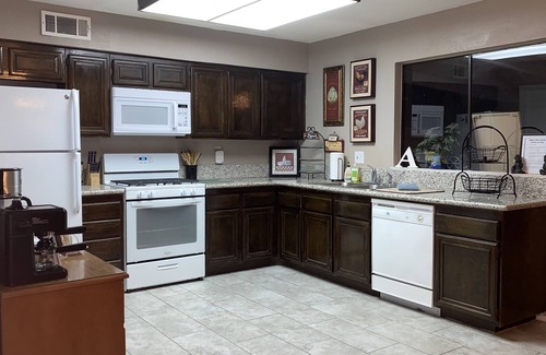 Paradise House | Charming 3 BRM 2 1/2 BA Townhouse Close to Airport