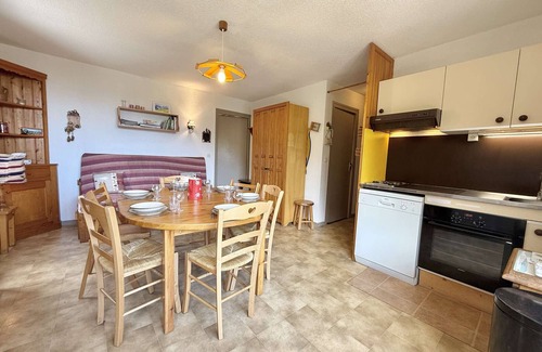 Flumet Apartment | Charming 3-Room Apartment in Flumet – Sleeps 6, Near Village Center, Free Ski Shuttle