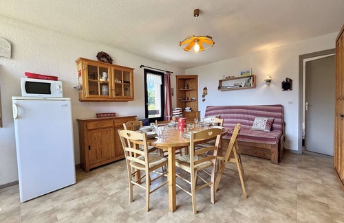 Flumet Apartment | Charming 3-Room Apartment in Flumet – Sleeps 6, Near Village Center, Free Ski Shuttle