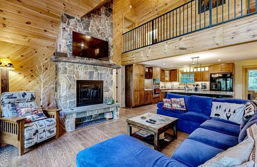 West Alton Ski Chalet | Charming 3 story retreat in the shadows of Lake Winnipesaukee