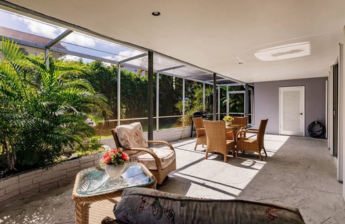 Central Corals House | Charming 3bd 2 br Pet Friendly Workspace Beach house close to shopping