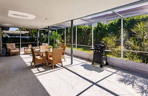 Central Corals House | Charming 3bd 2 br Pet Friendly Workspace Beach house close to shopping