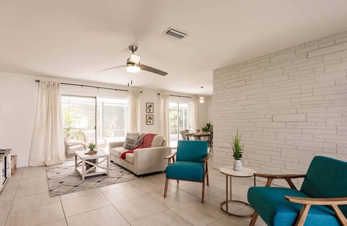 Central Corals House | Charming 3bd 2 br Pet Friendly Workspace Beach house close to shopping