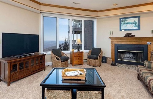 Chestnut Springs Condo | Charming 3bed/3bath condo at Wintergreen! Perfect for hiking getaways!