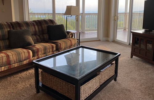 Chestnut Springs Condo | Charming 3bed/3bath condo at Wintergreen! Perfect for hiking getaways!