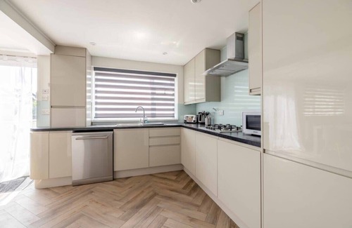 Windsor House | Charming 3Bed 3Bath Home in Windsor with parking!