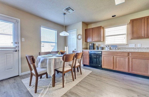 Houston House | Charming 3bedroom house in lovely Houston with AC, WiFi.7 miles from IAH Airport