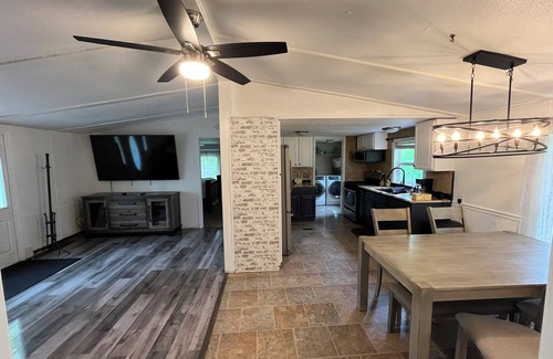 Watkins Glen House | Charming 3bedroom house with AC, WiFi, fenced backyard in Wonderful Watkins Glen
