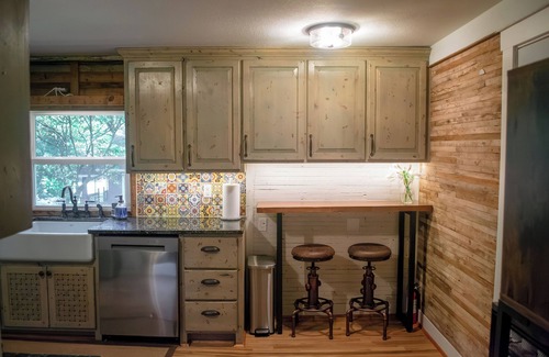 Grandview House | Charming 3BR 1BA House W BBQ Deck & Garden Sleeps 6 in Down Town Grandview