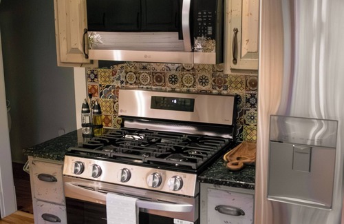 Grandview House | Charming 3BR 1BA House W BBQ Deck & Garden Sleeps 6 in Down Town Grandview