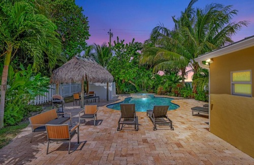 Lake Ridge House | Charming 3BR Home, Pool & Hot Tub FTL Gateaway!