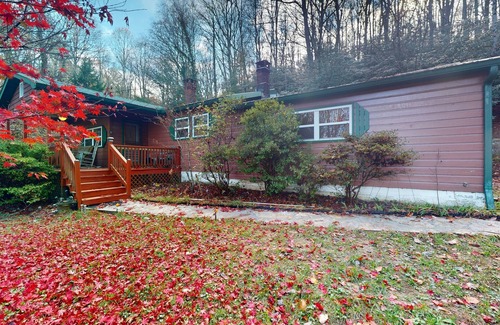 Scaly Mountain House | Charming 3BR home in Scaly Mountain with a full kitchen and high speed internet
