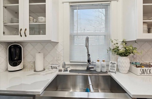 Drayton Plains House | Charming 3BR Home Near Birmingham Walk to Downtown Office, Fireplace, Vinyl
