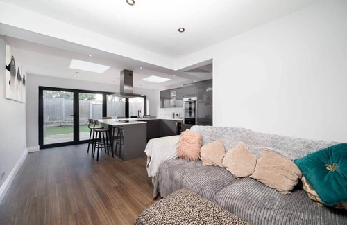 Ickenham House | Charming 3BR House with Garden