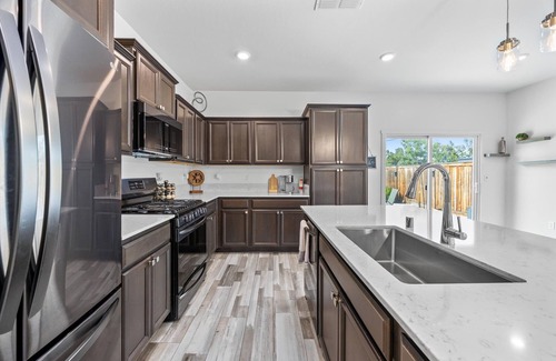 Greenacres House | Charming 3BR in Shafter with Backyard & Garage