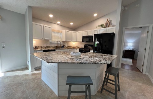 Springdale House | Charming 3BR Oasis with Lanai