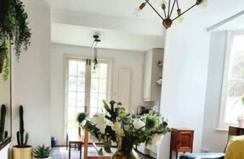 Hackney Downs Apartment | Charming 3BR Victorian Maisonette with Garden