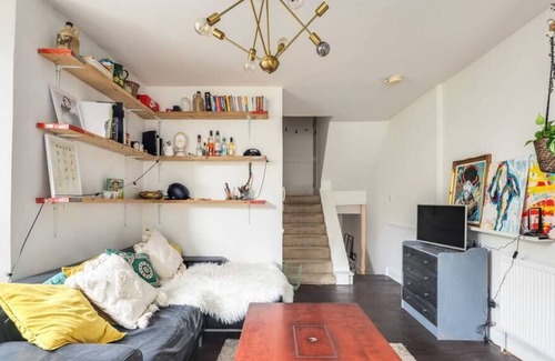 Hackney Downs Apartment | Charming 3BR Victorian Maisonette with Garden