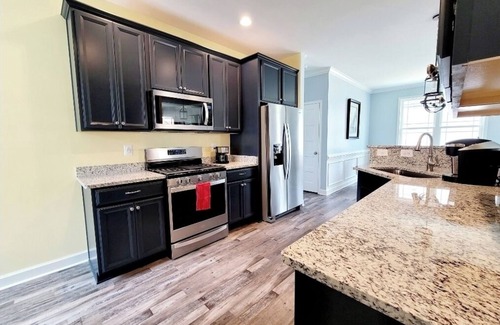 Issue House | Charming 3BR with Fire Pit and Large Covered Porch
