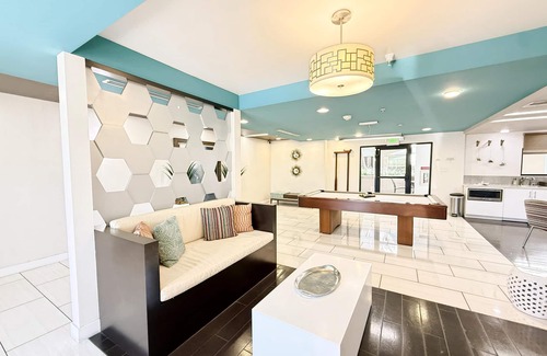 Encino Hotel | Charming 3BR with WiFi, AC in Marvelous Los Angeles 109