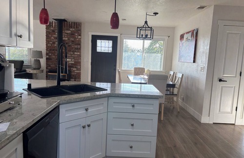 Newcastle Other | Charming 4 BD farmhouse with AC and WiFi in fabulous Newcastle on the Wine Trail