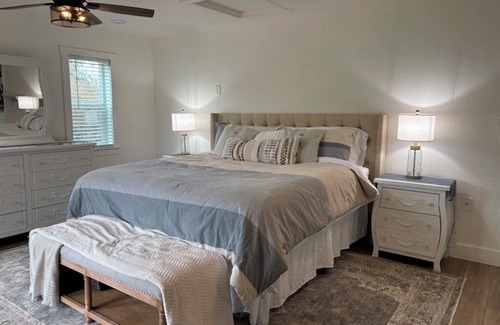 Newcastle Other | Charming 4 BD farmhouse with AC and WiFi in fabulous Newcastle on the Wine Trail