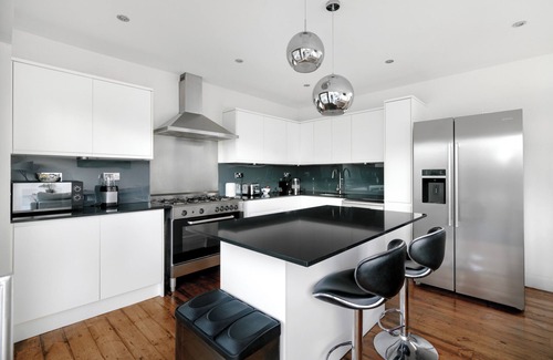 Hatfield House | Charming 4-Bed Home with Garden in Hatfield