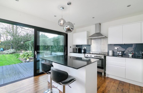 Hatfield House | Charming 4-Bed Home with Garden in Hatfield