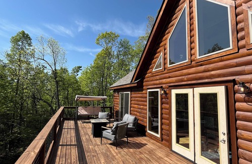 Black Mountain Cabin | Charming 4-bedroom cabin near Bat Cave, Chimney Rock, Lake Lure, Asheville