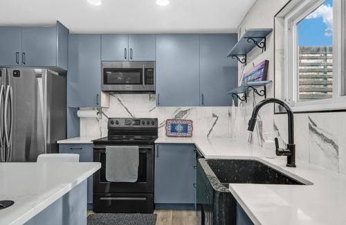 Flour Bluff House | Charming 4-bedroom house with swimming pool and outdoor kitchen.