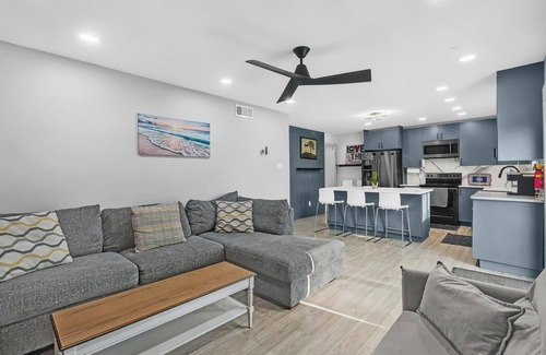 Flour Bluff House | Charming 4-bedroom house with swimming pool and outdoor kitchen.