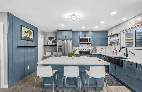 Flour Bluff House | Charming 4-bedroom house with swimming pool and outdoor kitchen.