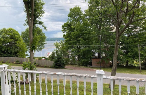 Ashville House | Charming 4 bedroom 3 bathroom cottage with lake view