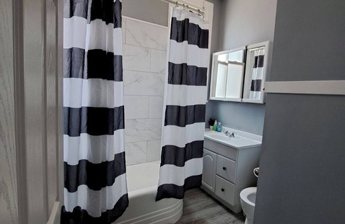 Avondale Apartment | Charming 4-bedroom apartment in delightful Chicago with central heat/AC, WiFi.