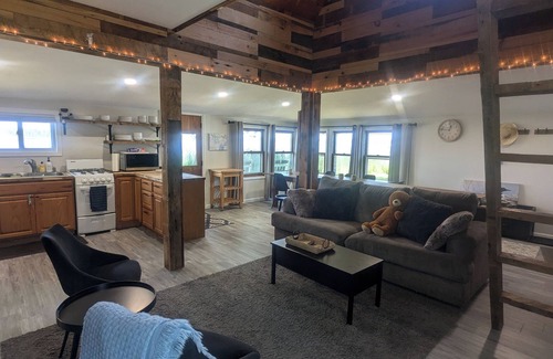 Tawas City Cottage | Charming 4-bedroom cottage ON Tawas Lake Pet, kid-friendly. Great Bird watching!