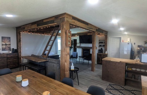 Tawas City Cottage | Charming 4-bedroom cottage ON Tawas Lake Pet, kid-friendly. Great Bird watching!