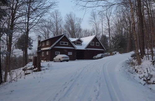 Montgomery Center Ski Chalet | Charming 4-bedroom chalet 5 min to Jay Peak with WiFi