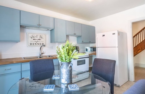Midland House | Charming 4 bedroom Downtown Authentic Apartment