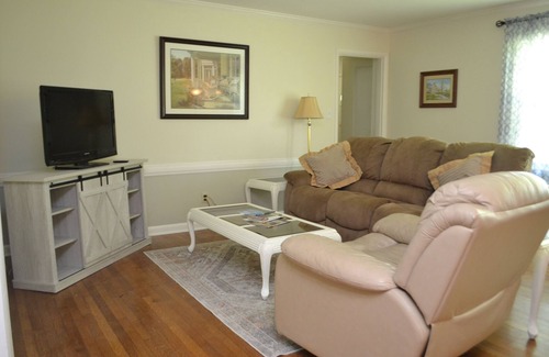 Lexington Other | Charming 4-bedroom farmhouse in Lexington less than a mile from KY Horse Park