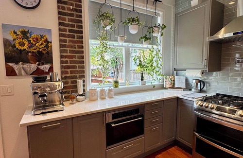 Stanton Park House | Charming 4-bedroom house with WiFi and AC in enchanting Washington