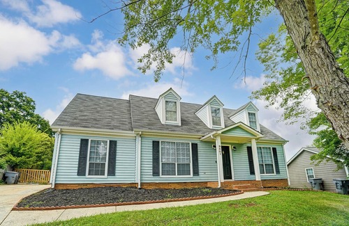 Charlotte House | Charming 4-bedroom house with Pool & Hot Tub in Charlotte