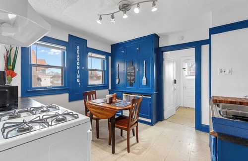 Burnham Park House | Charming 4-bedroom house with WiFi and AC in marvelous Milwaukee
